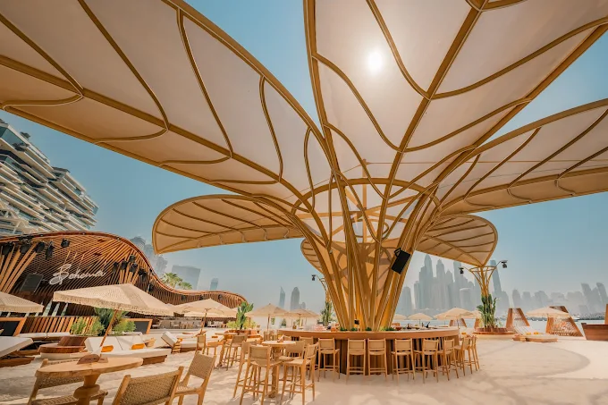 Plage Bohemian - Five Palm Jumeirah avec vue sur le coucher de soleil à Dubaï