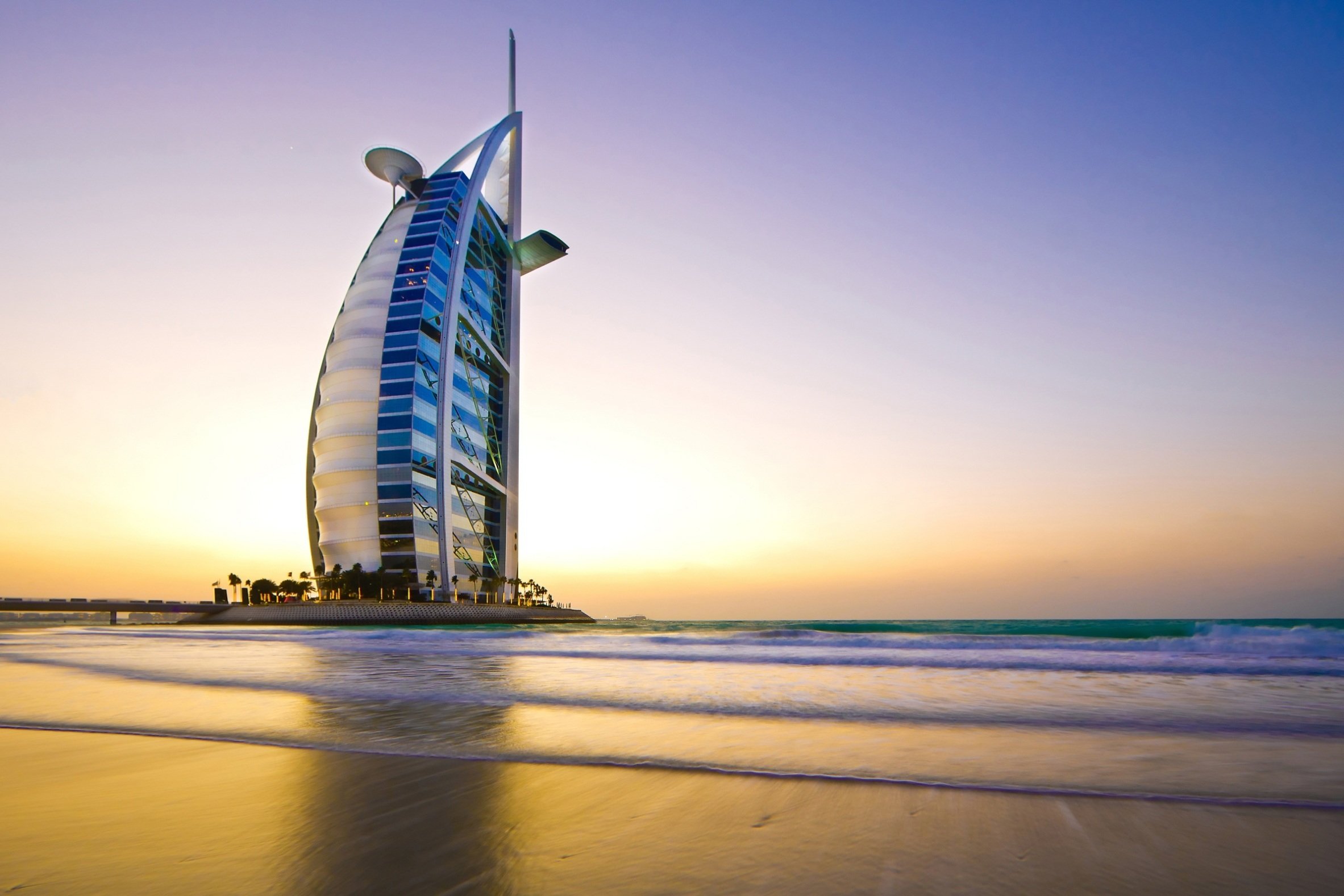 Burj Al Arab illuminé au coucher du soleil à Dubaï